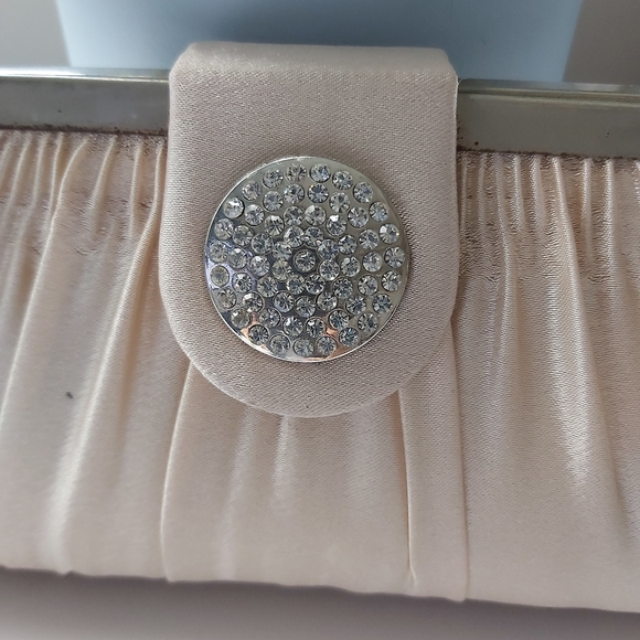 Beige clutch with shiny crystal clip on clasp, 9.5"×4.3" - Picture 3 of 8